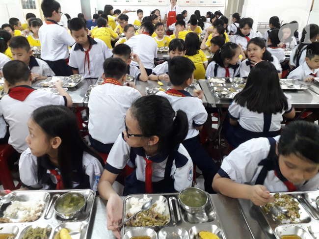 Hàng chục phụ huynh hoảng hốt đưa con đi cấp cứu vì nôn ói sau bữa ăn tại trường-3