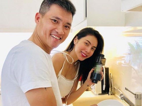 Giữa ồn ào ly hôn của các cặp showbiz, vợ chồng Công Vinh - Thủy Tiên lại 