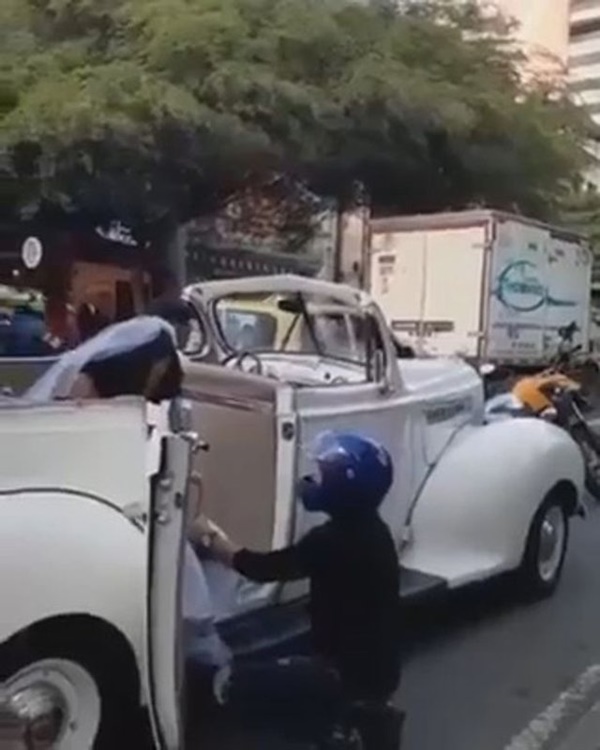 Đang trên đường tới đám cưới, cô dâu bị người yêu cũ chặn xe cưỡng hôn, khuyên dừng cưới-1