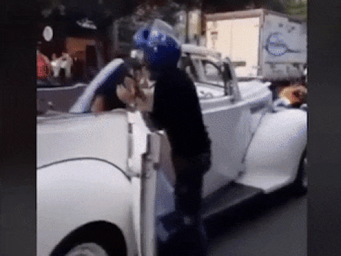 Vừa nhìn thấy chàng shipper điển trai, 2 người phụ nữ trung niên bỗng vứt hết liêm sỉ cưỡng hôn đối phương trong thang máy gây xôn xao dân mạng-2