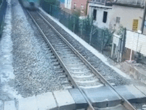 Bị tàu hỏa đâm, người đàn ông vẫn sống sót thần kỳ
