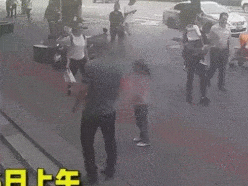 Đang đứng chơi, bé gái bị cửa sổ từ trên trời rơi xuống đập trúng nằm bất động