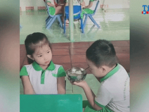 Cậu bé mới học mẫu giáo đã rất ga lăng, chăm sóc ban gái đâu vào đấy