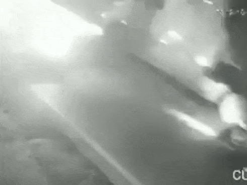 Clip: Khoảnh khắc tài xế ngủ gật, xe container đâm hàng loạt cột mốc, lao xuống ruộng-1