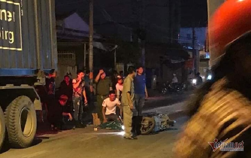 Cô gái lồm cồm bò dậy cạnh nam thanh niên bị xe container cán chết-1