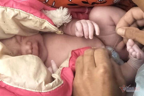 Chồng trẻ ở Nghệ An đỡ đẻ cho vợ ngay bên đường-3