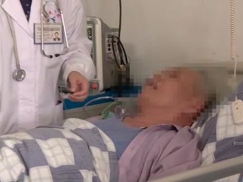 Nấu ăn nhưng quên làm một việc, người đàn ông khiến cả gia đình nhập viện