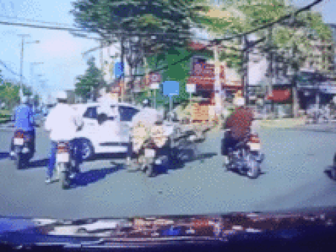 Thanh niên chạy tốc độ cao đâm trực diện ô tô, người bị hất văng lên cao