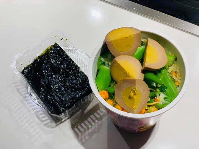 Cặp chồng giỏi vợ xinh làng nhạc: Chỉ nấu mì thôi cũng làm hội thức đêm thèm chảy nước miếng-5