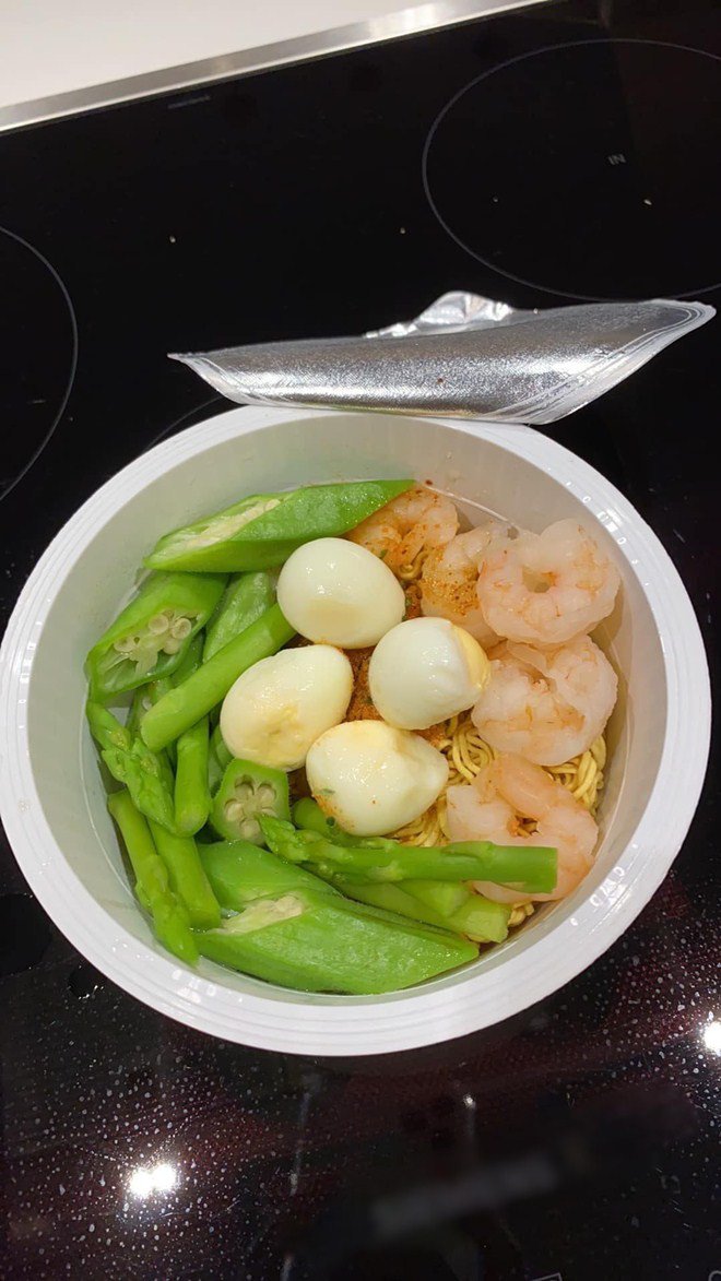 Cặp chồng giỏi vợ xinh làng nhạc: Chỉ nấu mì thôi cũng làm hội thức đêm thèm chảy nước miếng-2