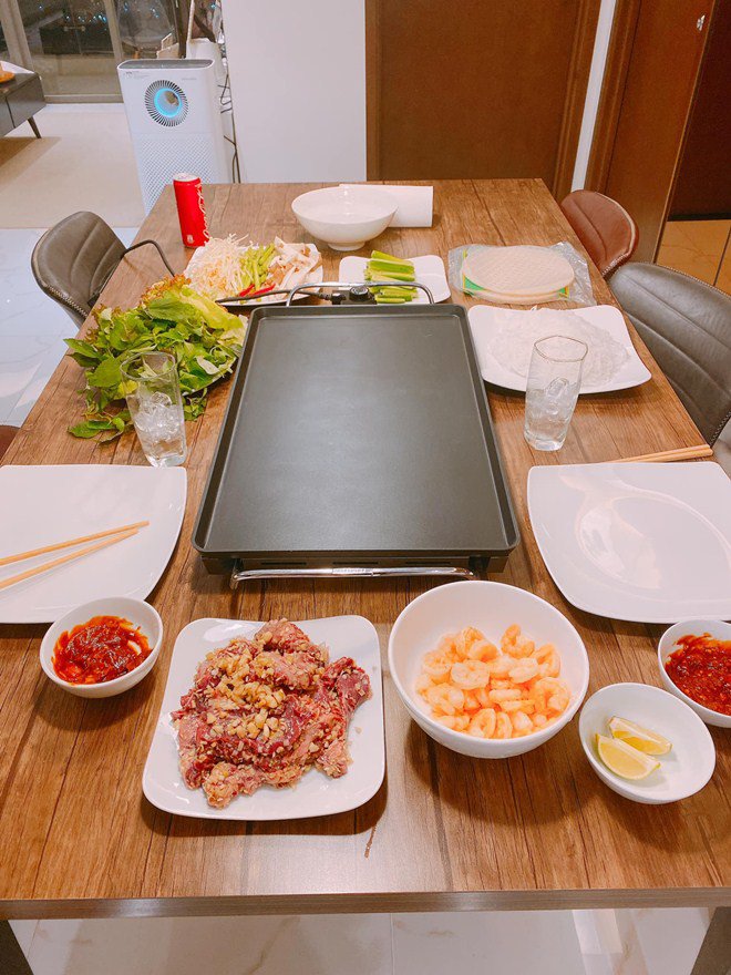 Cặp chồng giỏi vợ xinh làng nhạc: Chỉ nấu mì thôi cũng làm hội thức đêm thèm chảy nước miếng-7