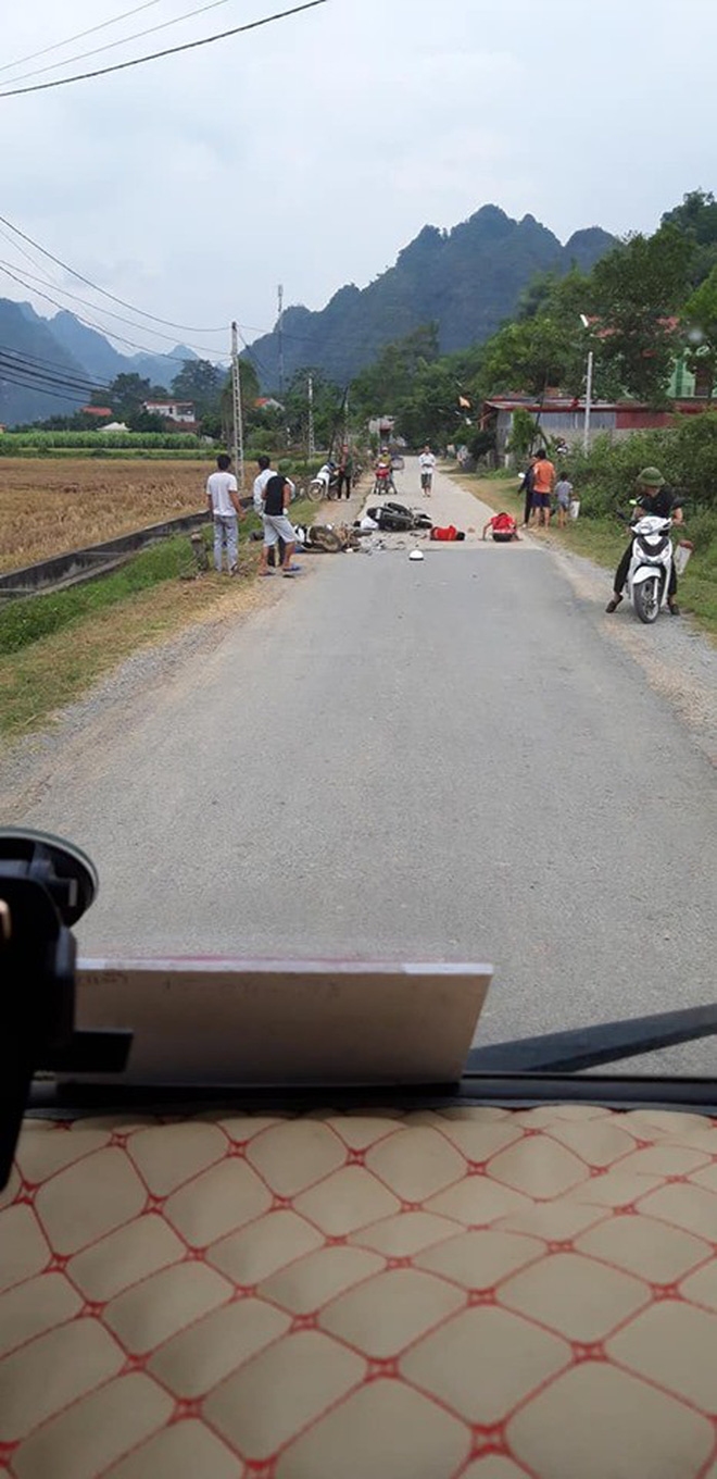 2 xe máy đối đầu nhau, 5 người nằm la liệt trên đường - hiện trường tai nạn khiến tất cả xót xa-1