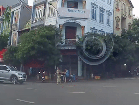 Ôtô vào cua gấp, tông trúng người qua đường