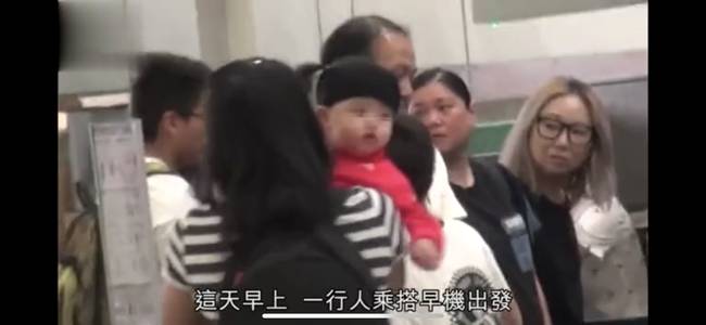 Cận cảnh diện mạo con trai thứ 3 của Trương Bá Chi, cư dân mạng phát sốt vì vẻ ngoài đáng yêu-3