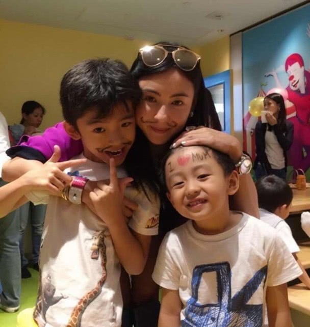 Cận cảnh diện mạo con trai thứ 3 của Trương Bá Chi, cư dân mạng phát sốt vì vẻ ngoài đáng yêu-9