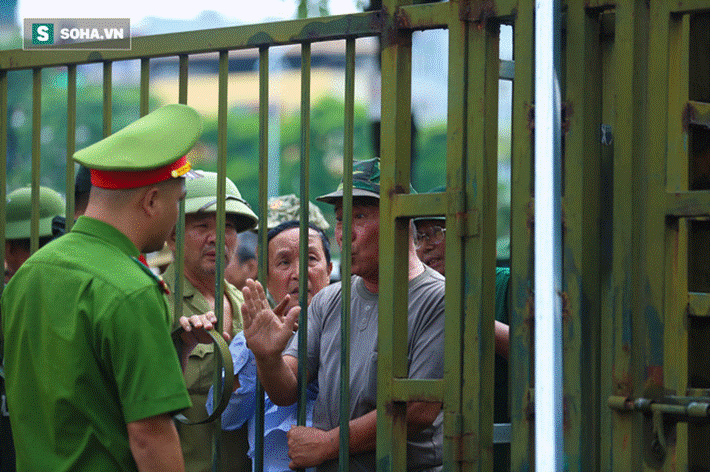 Tự xưng thương binh, nhóm người gây lộn đánh nhau, trèo cổng đòi mua vé trận VN - Malaysia-2