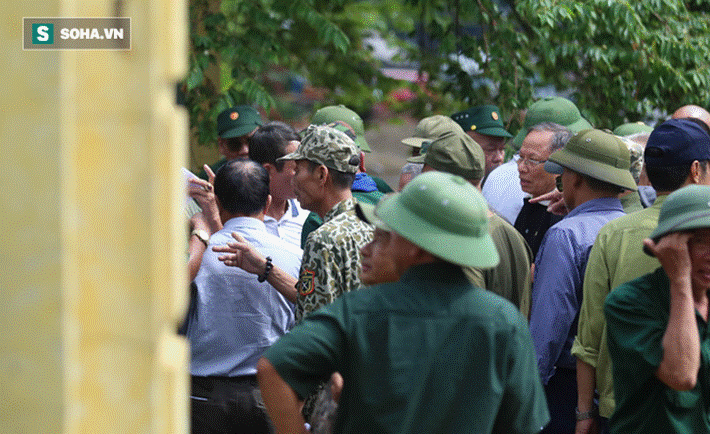 Tự xưng thương binh, nhóm người gây lộn đánh nhau, trèo cổng đòi mua vé trận VN - Malaysia-3