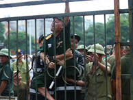 Tự xưng thương binh, nhóm người gây lộn đánh nhau, trèo cổng đòi mua vé trận VN - Malaysia
