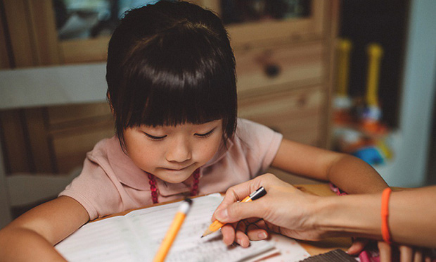 Con gái khóc ròng vì bị cô giáo mắng chỉ làm được 4 điểm văn, ông bố hỏi một câu khiến cô giáo cứng họng” không nói thành lời-1