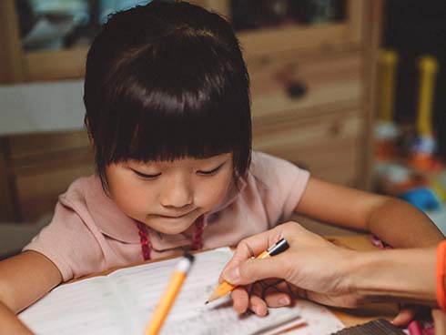 Chàng sinh viên bế con lên giảng đường bất ngờ gây bão cả mạng xã hội, tìm hiểu mới biết chỉ là ông bố hờ-2