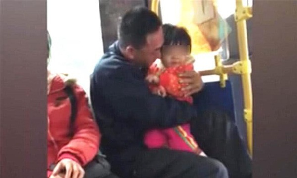 Ngồi cạnh hai bố con trên xe buýt, bà lão nghe đứa trẻ nói lên 3 từ này liền kinh hãi nhận ra sự thật đằng sau-1