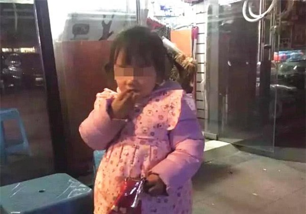 Ngồi cạnh hai bố con trên xe buýt, bà lão nghe đứa trẻ nói lên 3 từ này liền kinh hãi nhận ra sự thật đằng sau-3