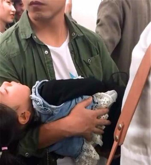 Ngồi cạnh hai bố con trên xe buýt, bà lão nghe đứa trẻ nói lên 3 từ này liền kinh hãi nhận ra sự thật đằng sau-4