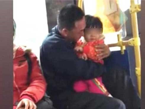 Ngồi cạnh hai bố con trên xe buýt, bà lão nghe đứa trẻ nói lên 3 từ này liền kinh hãi nhận ra sự thật đằng sau