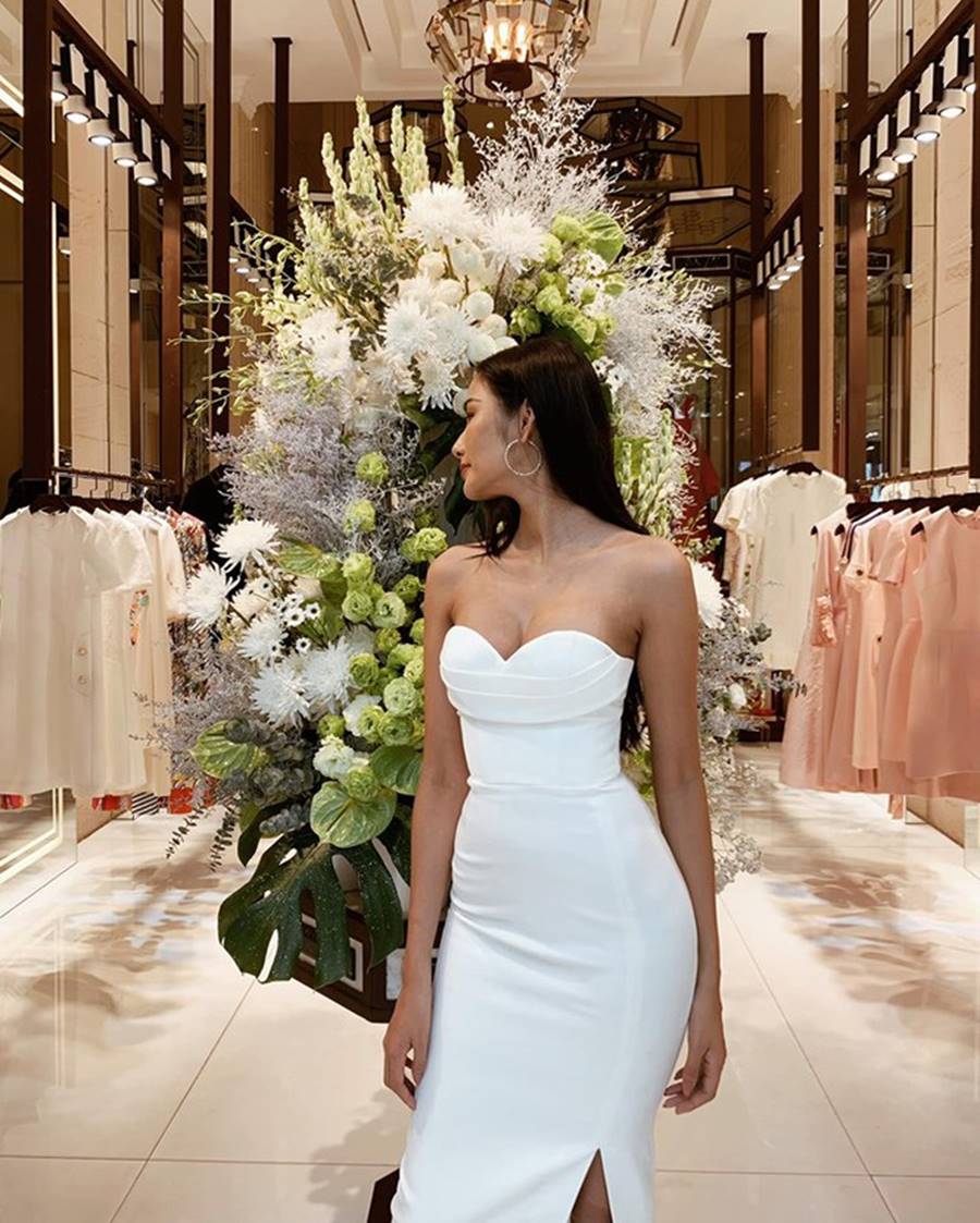 Hoàng Thuỳ mặc váy quây khoe vòng 1 trễ nải gợi cảm-1