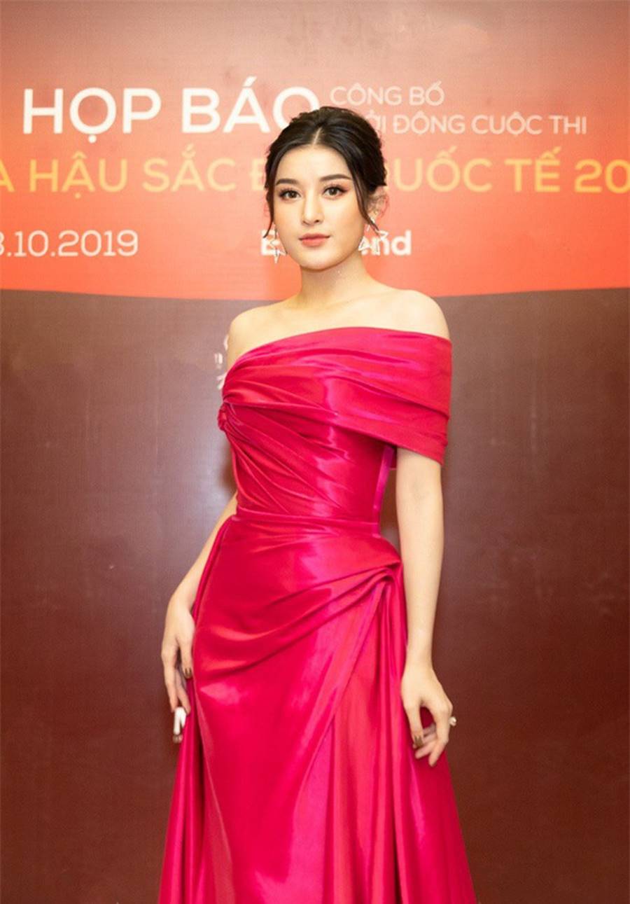 Hoàng Thuỳ mặc váy quây khoe vòng 1 trễ nải gợi cảm-4