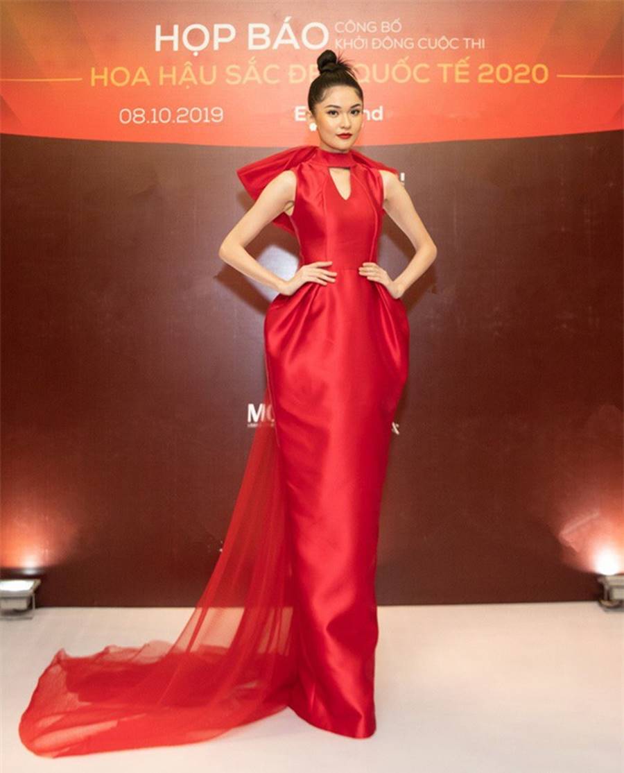 Hoàng Thuỳ mặc váy quây khoe vòng 1 trễ nải gợi cảm-5