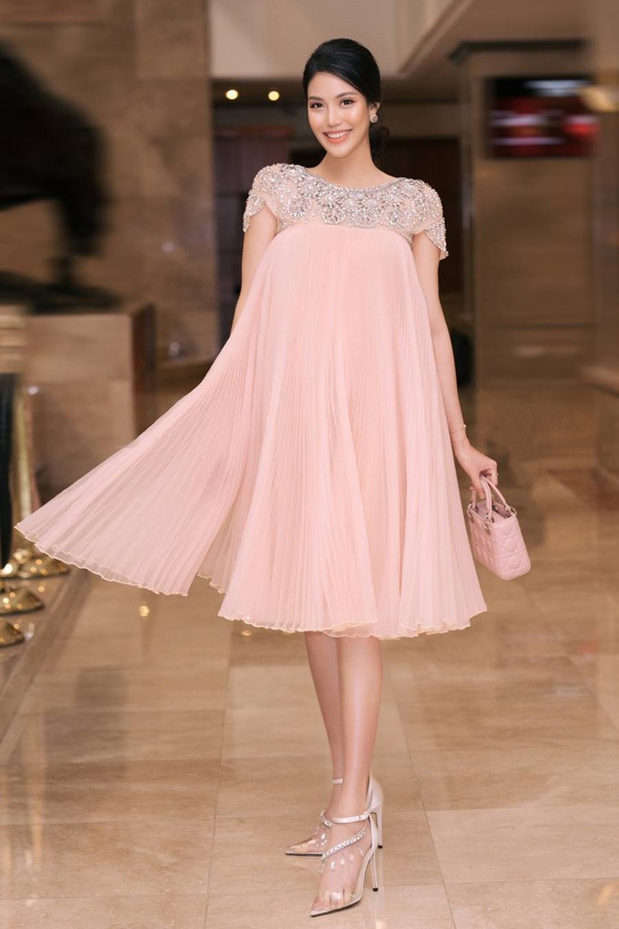 Hoàng Thuỳ mặc váy quây khoe vòng 1 trễ nải gợi cảm-6