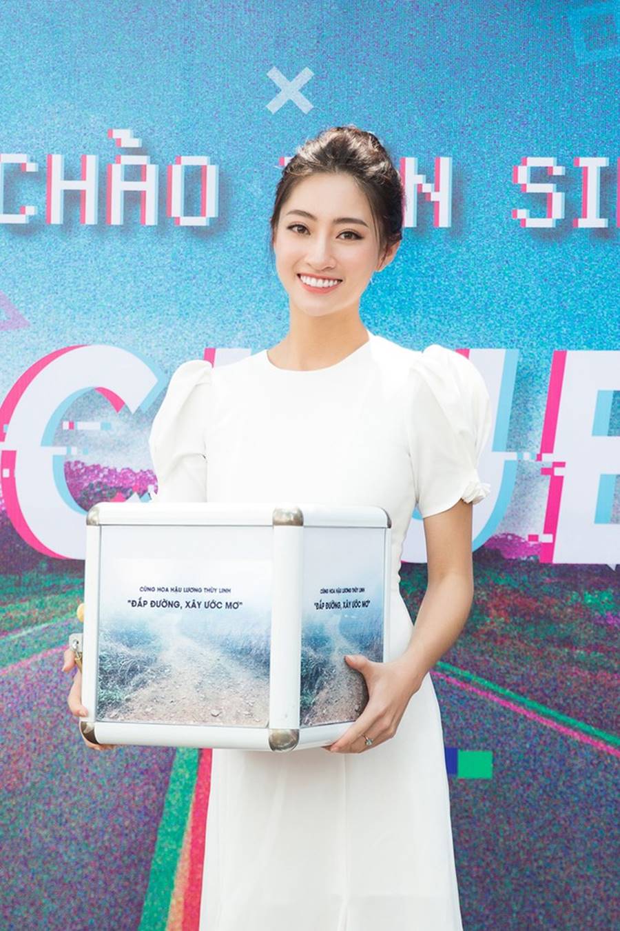 Hoàng Thuỳ mặc váy quây khoe vòng 1 trễ nải gợi cảm-11