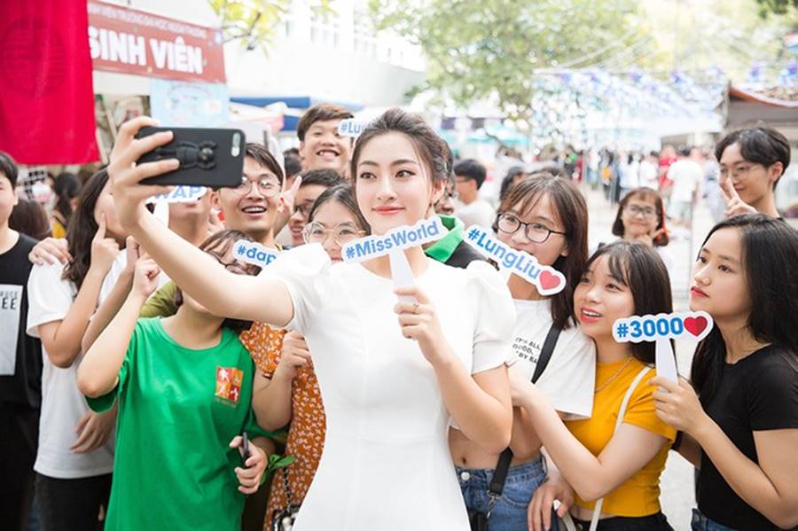 Hoàng Thuỳ mặc váy quây khoe vòng 1 trễ nải gợi cảm-12