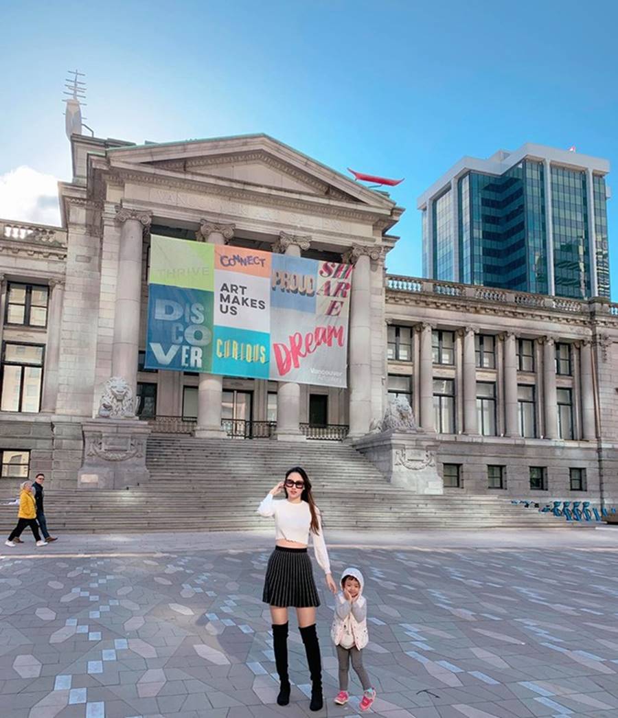 Hoàng Thuỳ mặc váy quây khoe vòng 1 trễ nải gợi cảm-9