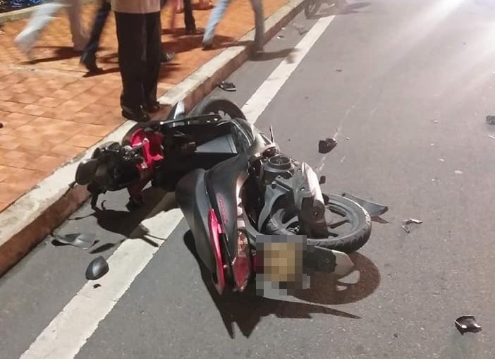2 xe máy tông nhau trên cầu Rồng, thanh niên 22 tuổi chết thảm, 2 mẹ con trọng thương-1