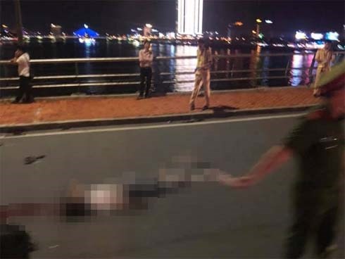 2 xe máy tông nhau trên cầu Rồng, thanh niên 22 tuổi chết thảm, 2 mẹ con trọng thương