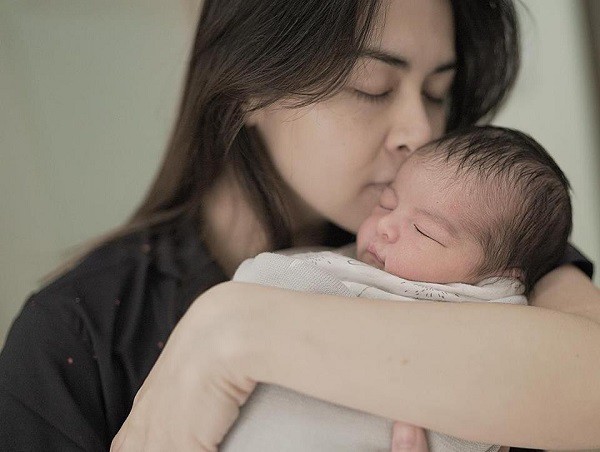 Một tuần nay vợ thường xuyên ở lì trong phòng tắm, tôi nghe con khóc bực mình đẩy cửa vào thì phát hiện sự thật đau lòng-1