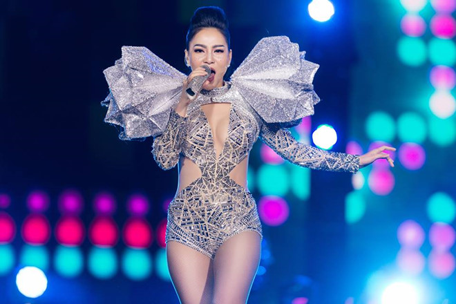 Những sao Việt từng bị phạt vì mặc hở hang thay đổi như thế nào?-3