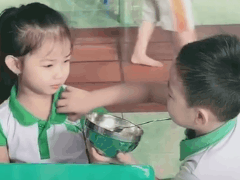 Clip dễ thương nhất MXH hôm nay: Bé trai ga lăng xúc cơm cho bạn gái, nhìn cảnh lau miệng càng ghen tị hơn