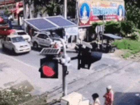 Không quan sát khi qua đường, xe bán tải bị tàu hỏa tông mạnh