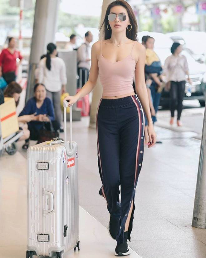 Mặc skinny jeans bị chê gầy nhom, Tăng Thanh Hà đổi ngay quần xẻ tà liền quyến rũ hơn hẳn-10