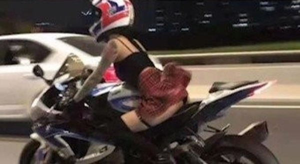 Mặc váy ngắn cũn lái moto phăng phăng, thiếu nữ lộ hoàn toàn nội y khiến dân tình nóng mắt-2