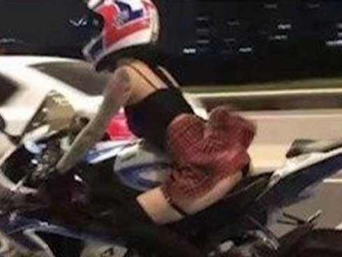 Mặc váy ngắn cũn lái moto phăng phăng, thiếu nữ lộ hoàn toàn nội y khiến dân tình nóng mắt