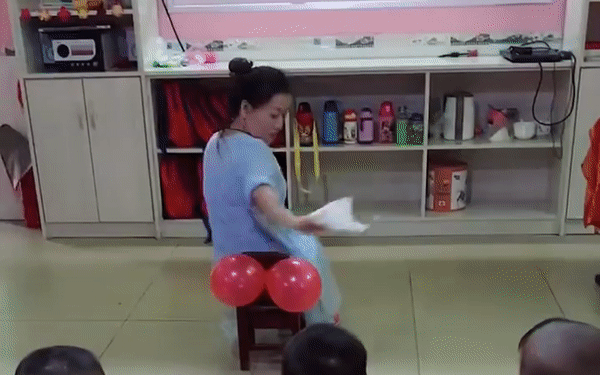 Cô giáo mầm non dạy trẻ kỹ năng lau chùi sau khi đi vệ sinh, nhưng mọi người không nhịn được cười vì khoản tiết kiệm của cô-1