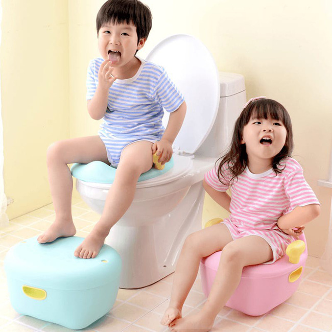 Cô giáo mầm non dạy trẻ kỹ năng lau chùi sau khi đi vệ sinh, nhưng mọi người không nhịn được cười vì khoản tiết kiệm của cô-4