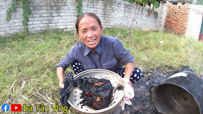Bà Tân Vlog lại bị dân mạng la ó vì quảng cáo bất chấp, nấu nồi đuôi bò đã hầm đủ thứ gia vị lại còn cho thêm cả loại sữa này!?-1