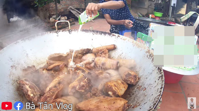 Bà Tân Vlog lại bị dân mạng la ó vì quảng cáo bất chấp, nấu nồi đuôi bò đã hầm đủ thứ gia vị lại còn cho thêm cả loại sữa này!?-7