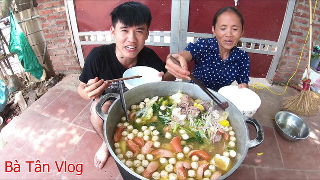 Bà Tân Vlog lại bị dân mạng la ó vì quảng cáo bất chấp, nấu nồi đuôi bò đã hầm đủ thứ gia vị lại còn cho thêm cả loại sữa này!?-2