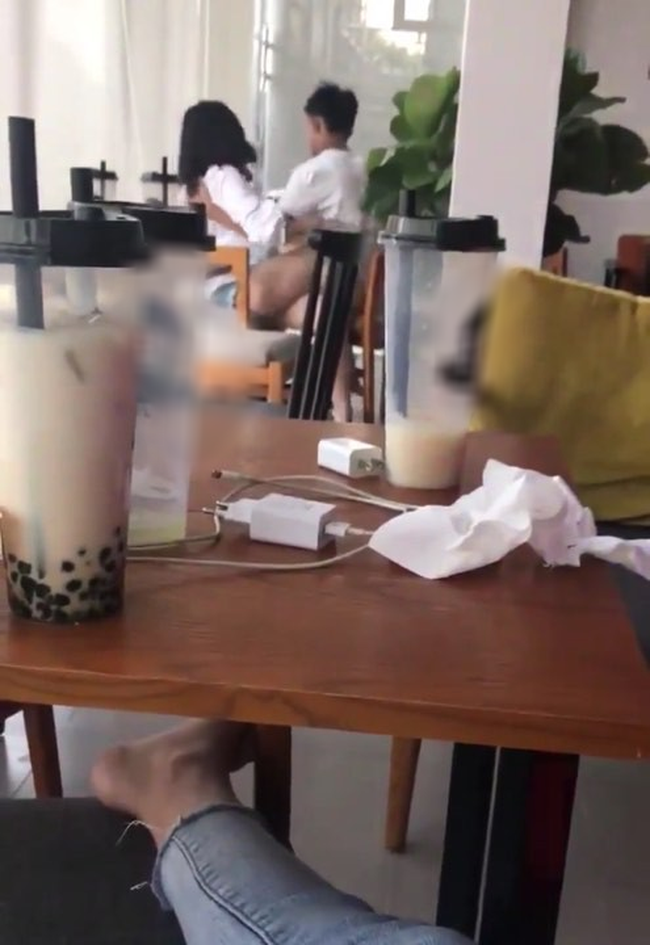 Tiếp tục thêm đôi nam nữ không ngại ngùng ôm ấp, khóa môi nhau công khai giữa quán trà sữa-1